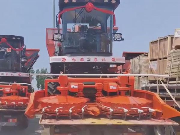 暢駿4QZ-18型自走式青飼料收獲機 兩臺齊飛貴州